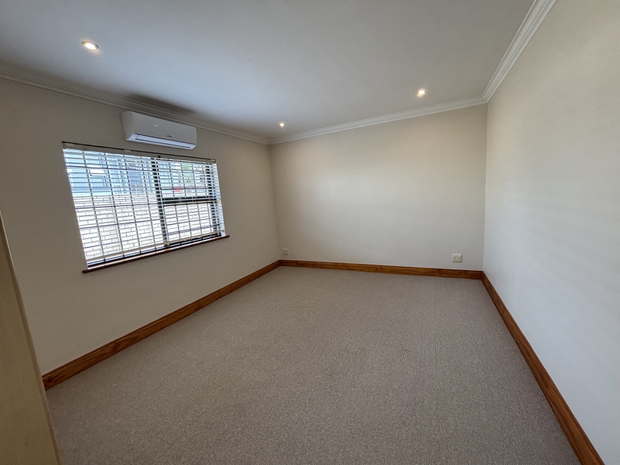To Let 4 Bedroom Property for Rent in Summerstrand Eastern Cape